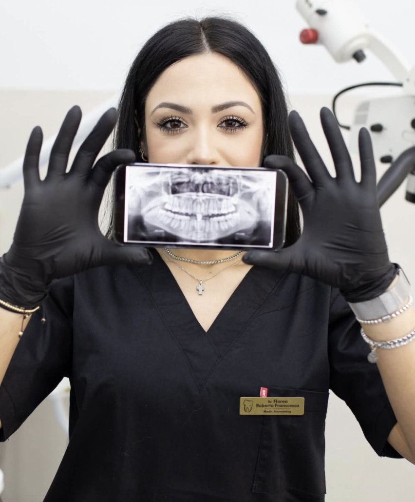 Dr. Florea Roberta Franccesca prezentând o radiografie panoramică